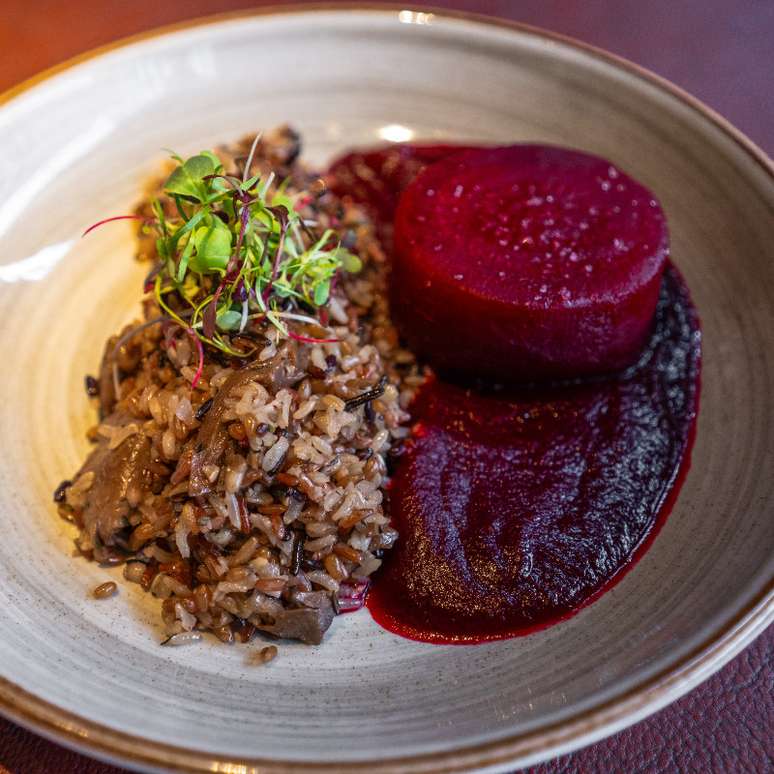 Medalhão de beterraba, arroz sete grãos e shimeji é uma opção vegana do Sal Gastronomia