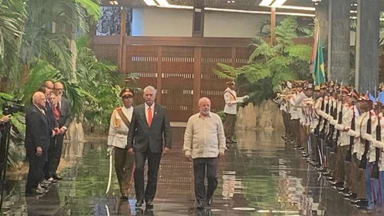 Os presidentes cubano Miguel Díaz-Canel e o brasileiro Luiz Inácio Lula da Silva passam a tropa em revista no Palácio da Revolução