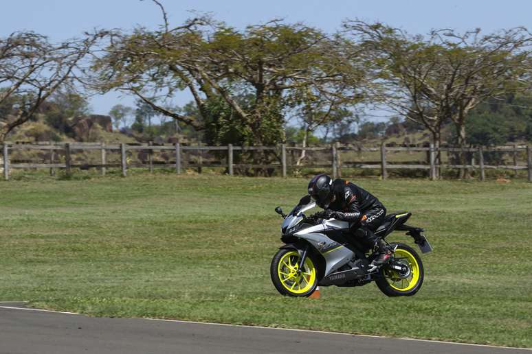 Yamaha YZF R15: beautiful, technological and pleasant