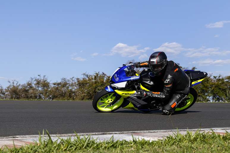 Yamaha YZF R15: beautiful, technological and pleasant Yamaha YZF R15: beautiful, technological and pleasant