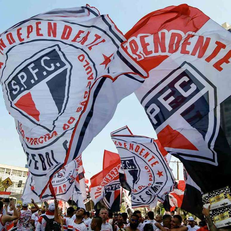 Torcida do São Paulo faz grande festa no embarque da delegação para o Rio de Janeiro –