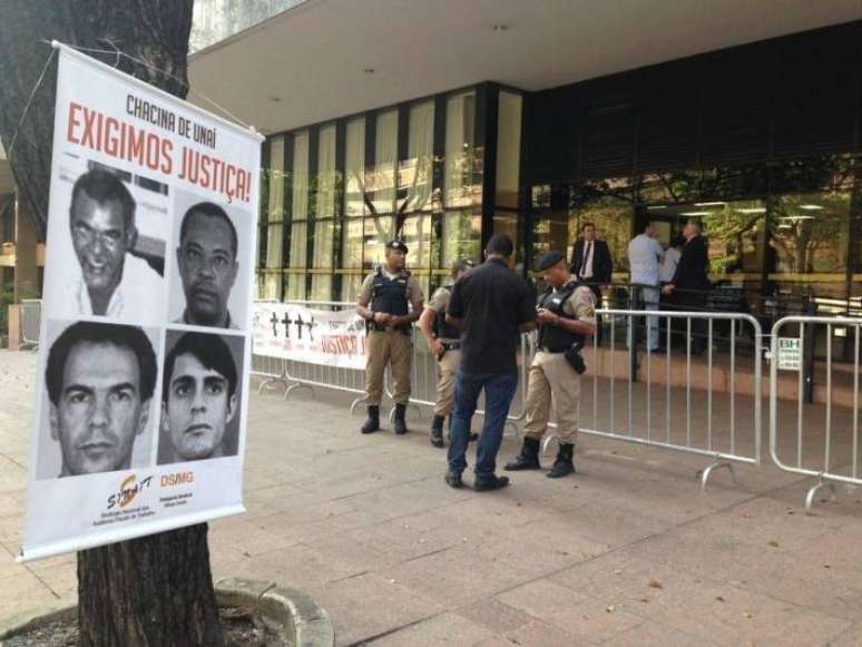 Cartaz com foto dos servidores mortos na chacina de Una&iacute;