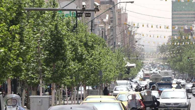 Nas ruas de Teerã há câmeras que monitoram se as mulheres usam véu