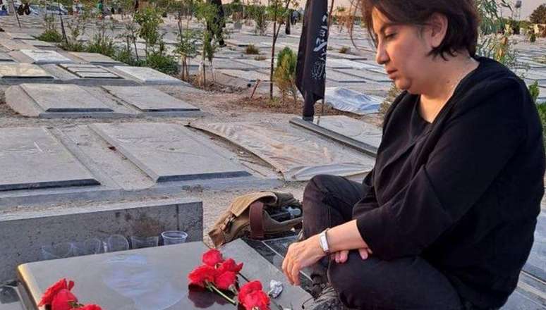 Mojgan Ilanlou visitando os túmulos dos mortos nos protestos