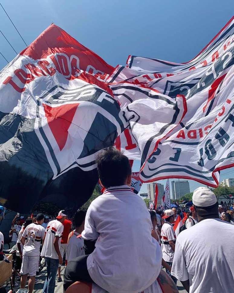 Torcida do São Paulo faz grande festa no embarque da delegação para o Rio de Janeiro –