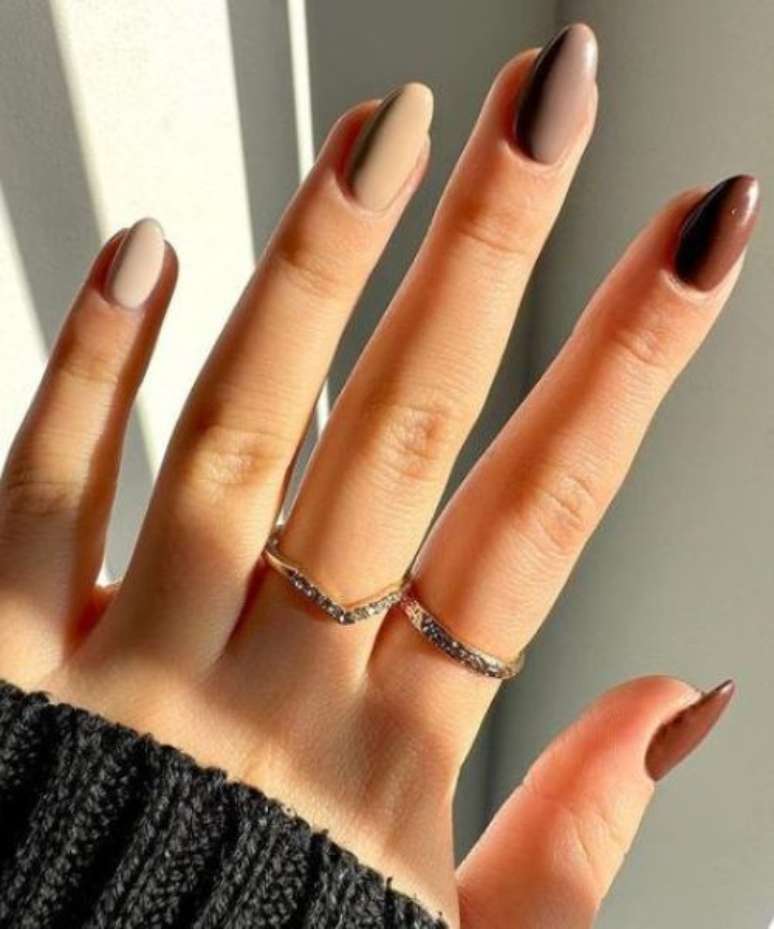 Coffee nails são a trend do momento –