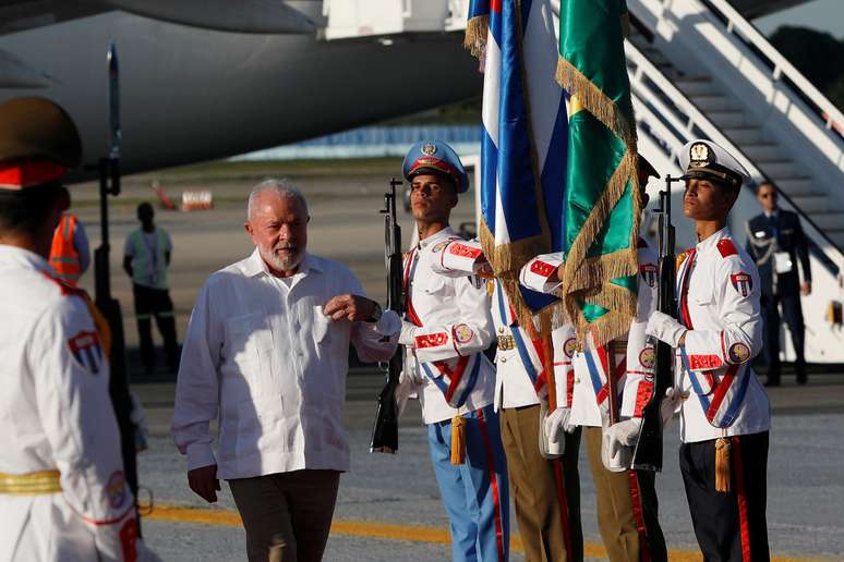 Lula desembarca em Cuba 