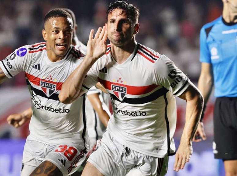 Calleri comemorando gol do São Paulo –