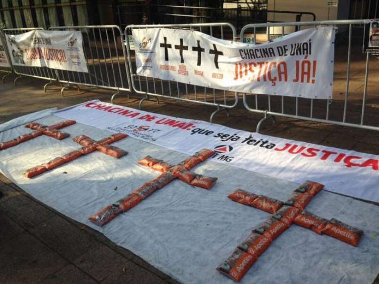 Manifestantes pedem condena&ccedil;&atilde;o de r&eacute;us da chacina de Una&iacute; e fazem quatro cruzes com sacos de feij&atilde;o, em alus&atilde;o aos quatro funcion&aacute;rios do Minist&eacute;rio do Trabalho mortos em 2004