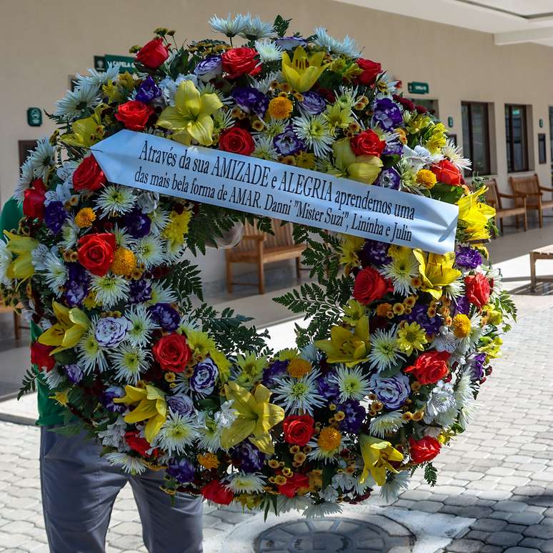 Danni Suzuki enviou uma coroa de flores para o velório