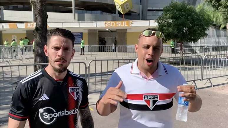 Jhonny (à esquerda) e Gabriel (à direita) viajaram de São Paulo ao Rio de Janeiro para acompanhar o jogo de ida da final da Copa do Brasil –