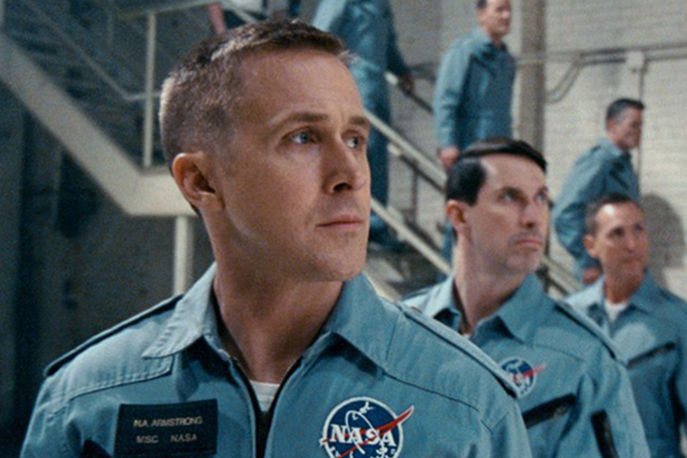 O ator Ryan Gosling interpretou Neil Armstrong, homem que pisou pela primeira vez na Lua