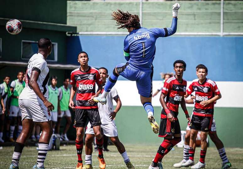 Phillipe Gabriel marcou nos acréscimos e defendeu três cobranças na disputa de pênaltis contra o Flamengo no Carioca Sub-17 –