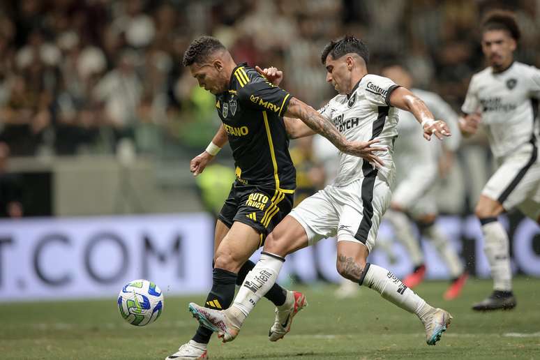 Com moral alto, Athletico-PR recebe Botafogo, líder do Brasileirão