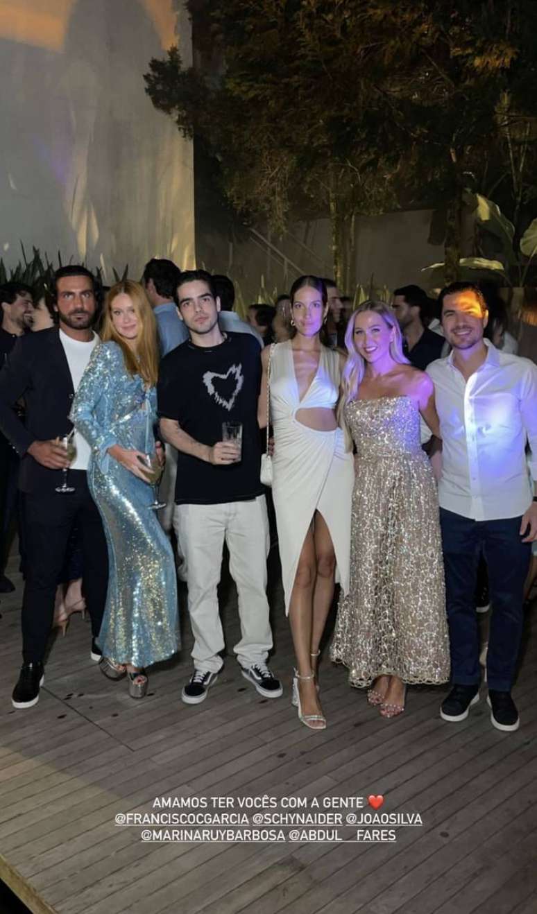 Marina Ruy Barbosa e Abdul Fares aparecem no canto esquerdo da foto, ao lado de João SIlva.