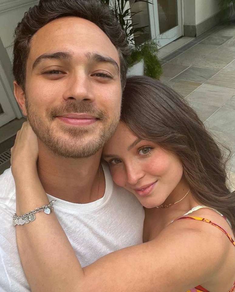 Andr&eacute; Luiz Frambach se declarou a Larissa Manoela para comemorar m&ecirc;s de namoro.