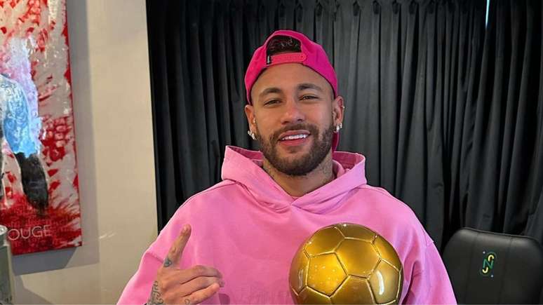 Busy, Neymar loves to party in Spain with two women;  see the pictures