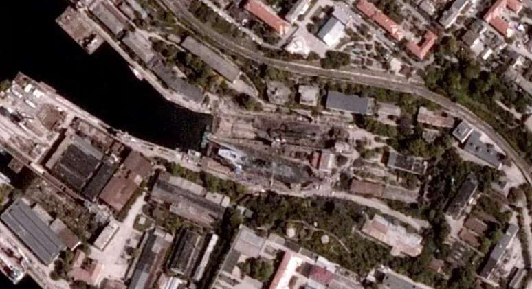 Imagens de sat&eacute;lite mostram danos de ataque ucraniano; Secretaria de Defesa brit&acirc;nico afirma que a&ccedil;&atilde;o destruiu dois navios de guerra russos
