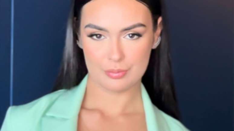 Former BBB Larissa Santos wears a sultry cutout look and shows too much
