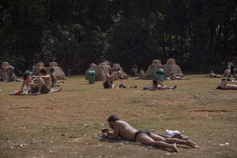 Frequentadores tomam sol no gramado do Parque Augusta, região central de São Paulo