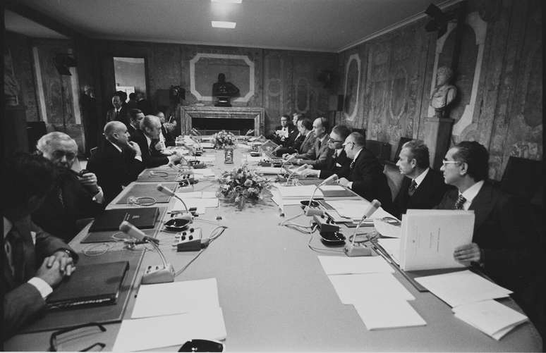 Primeira reuni&atilde;o do G7, na &eacute;poca G6, ocorreu na Fran&ccedil;a, em 1975, entre Fran&ccedil;a, Estados Unidos, Alemanha, It&aacute;lia, Jap&atilde;o e Reino Unido