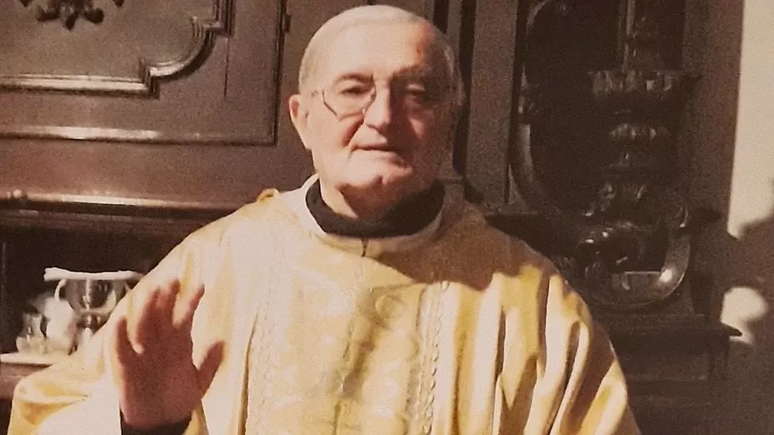 Franco Reverberi, visto aqui em um retrato pendurado em uma das igrejas de San Rafael onde trabalhava, hoje mora na Itália