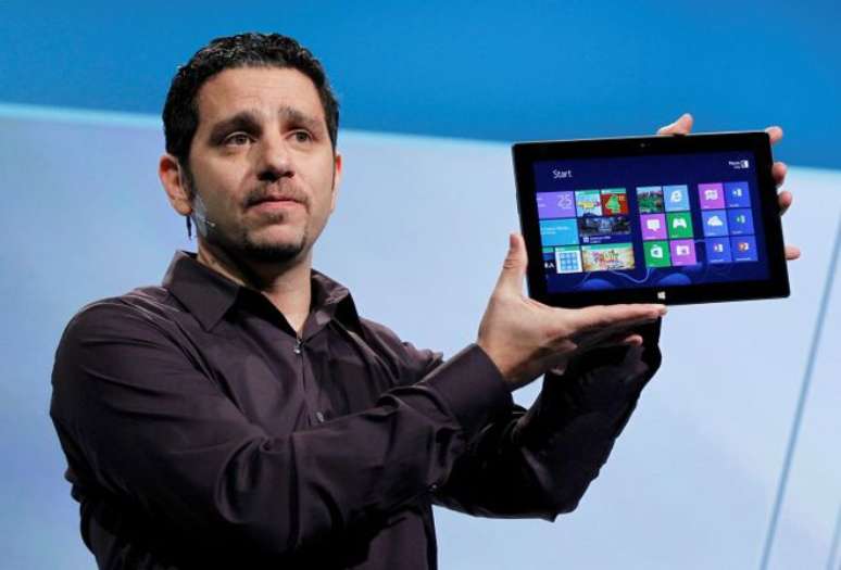 Panos Panay durante anúncio original da linha Surface; executivo à frente dos dispositivos e do Windows 11 deixa Microsoft após quase 20 anos (Imagem: Divulgação/Microsoft)