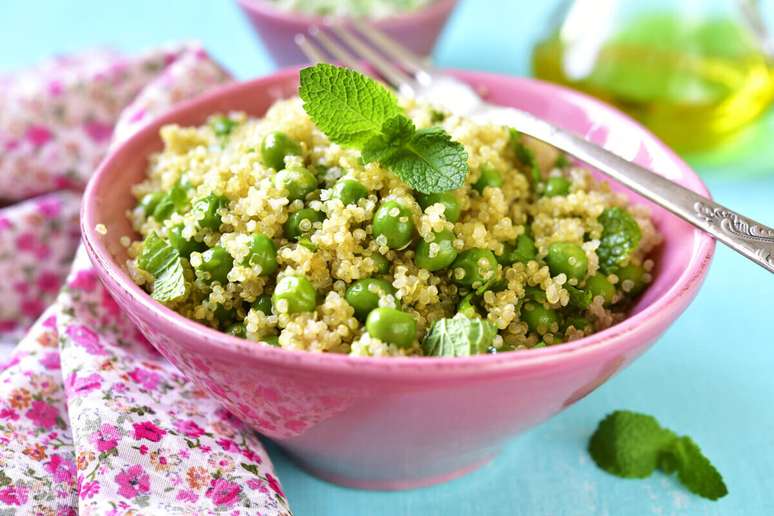 Quinoa salad with peas and mint 