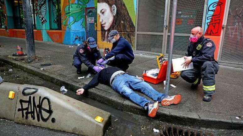 Pessoa em overdose &eacute; atendida por m&eacute;dicos nas ruas de Vancouver, Canad&aacute;