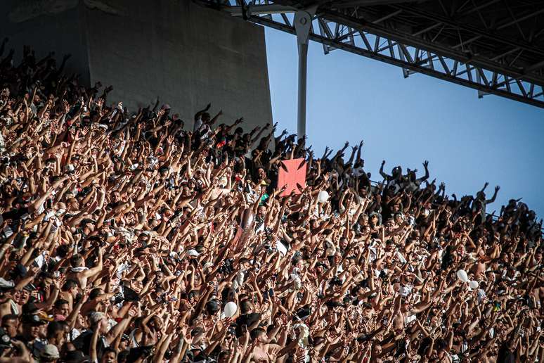 Em retorno a São Januário, torcida do Vasco esgota ingressos para o jogo  contra o Coritiba