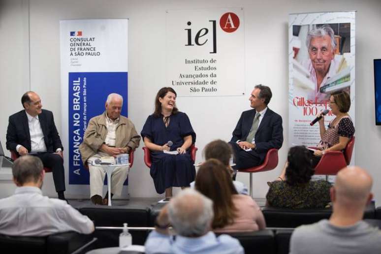 Eugênio Bucci (E.), Antonio Dimas, Luciana Garbin, Yves Teyssier d'Orfeuil e Marisa Midori Daecto na homenagem a Gilles Lapouge