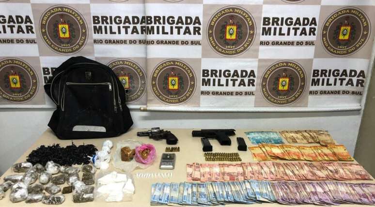 Jovem Tenta Fugir Da Brigada Mas Acaba Preso Com Armas Drogas E