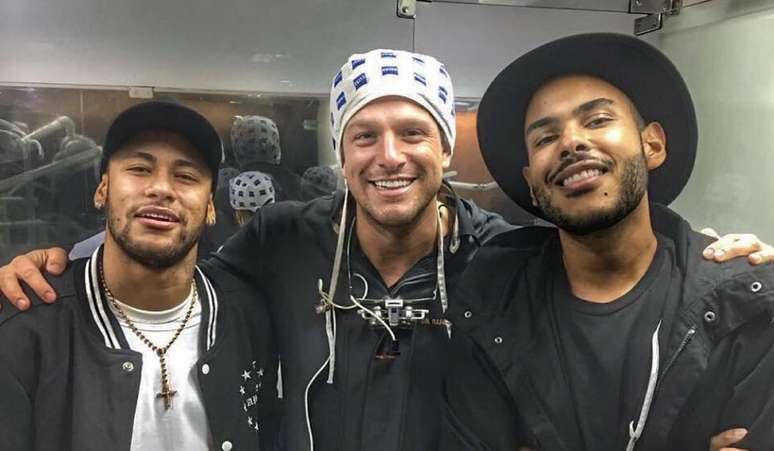 Dr. Rafael Puglisi entre Neymar e Hugo Gloss: clientes famosos e dedicação para melhorar a saúde bucal da população geral