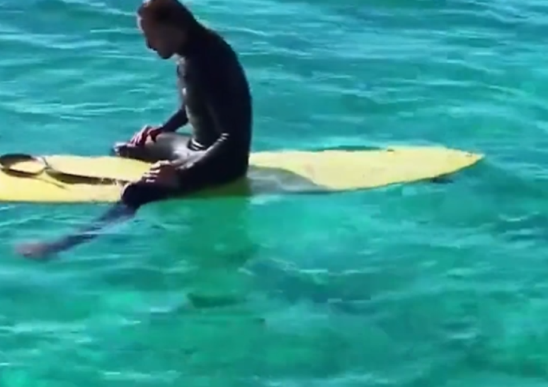Higor Fiuza viralizou após surfar com a Shiva, uma píton de estimação, na costa da cidade de Gold Coast, na Austrália