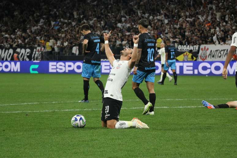 Em jogo de oito gols, Corinthians empata com Grêmio em Itaquera pelo  Brasileiro