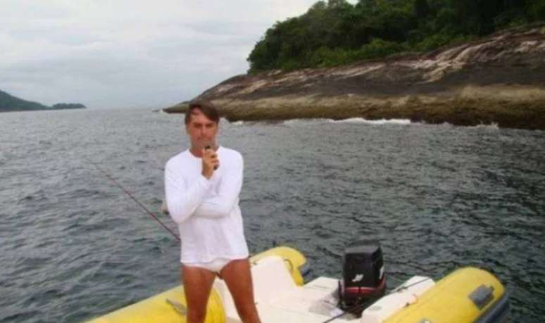 Bolsonaro nega que tenha praticado pesca ilegal, mas foi fotografado pelo Ibama com uma vara de pescar