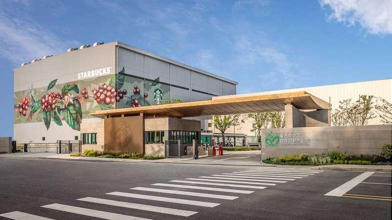 A rede de cafeterias norte-americana Starbucks anunciou nesta terça-feira, 19, a inauguração do Coffee Innovation Park (Parque de Inovação do Café, em tradução livre), na China. A instalação, que servirá como centro de fabricação e distribuição de seus insumos no país, recebeu um investimento de 1,5 bilhão de yens (cerca de R$ 1 bilhão).