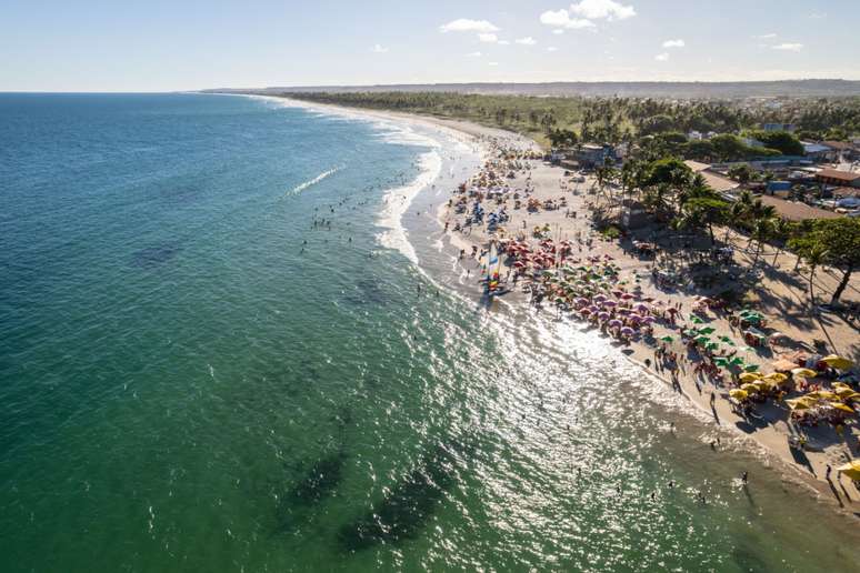 Ponto turístico possui ondas perfeitas para os surfistas 