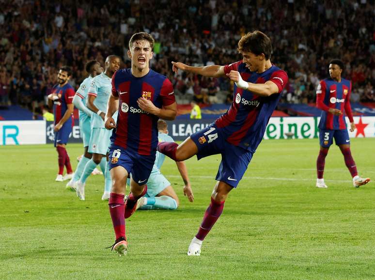 Jo&atilde;o F&eacute;lix brilha em goleada do Barcelona em estreia na Champions
