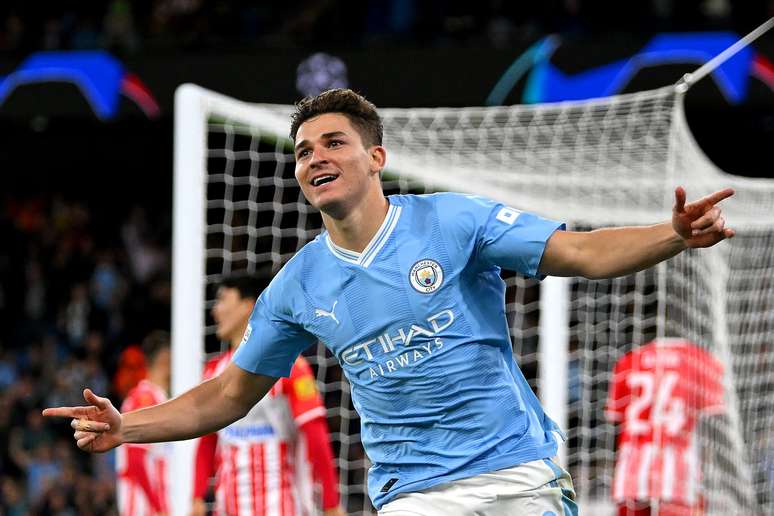 Álvarez celebra gol marcado pelo Manchester City 