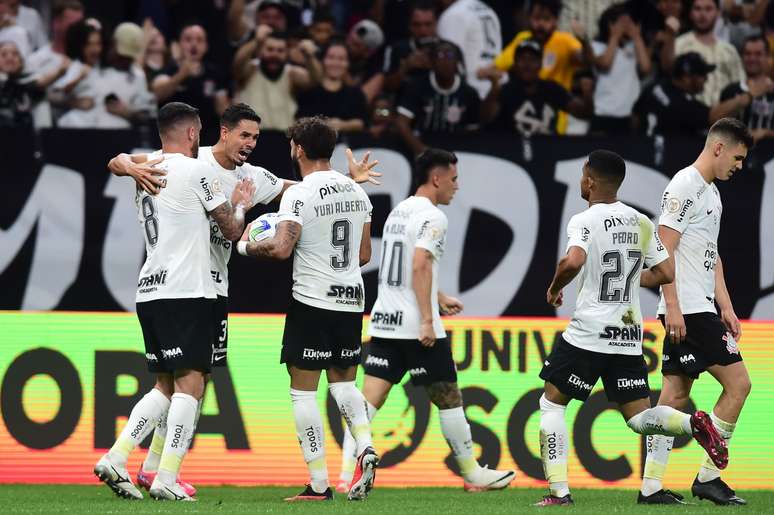 Em jogo de oito gols, Corinthians e Grêmio ficam no empate em