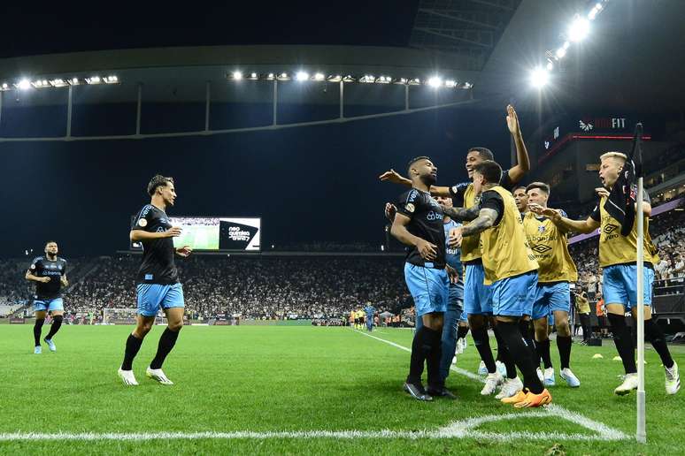 Corinthians fica no empate com o Grêmio em jogo de oito gols no Brasileirão