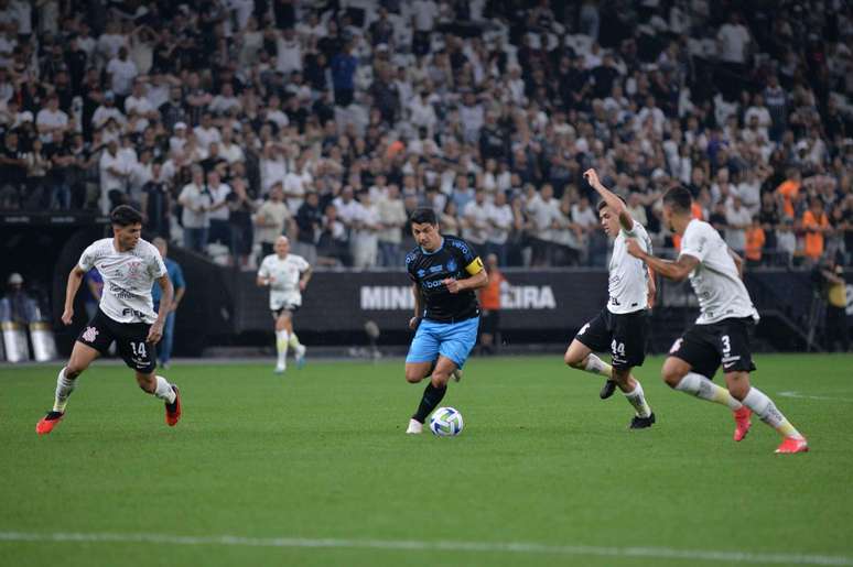 Jogadores do Irã pedem VAR e reclamam de não marcação de pênalti