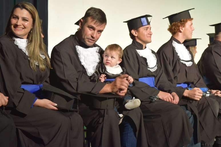 Noah e os pais durante a formatura