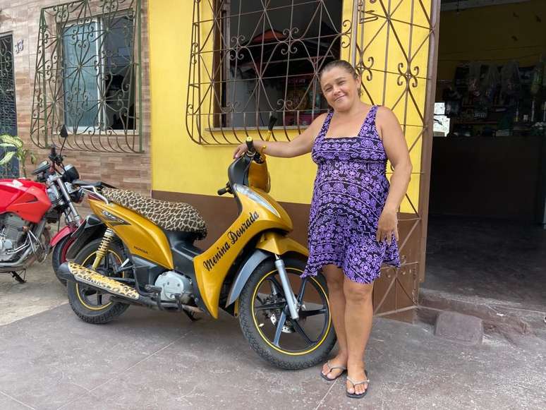 Alessandra Lindoso, a Sandra: vendendo cachorro-quente ela pagou a escola dos filhos, comprou casa e o seu xodó, a moto que chama de “menina dourada”
