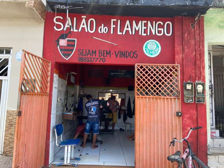 O Salão do Flamengo, com o símbolo do time de um lado da fachada, e a marca do rival, Palmeiras, do outro. Funciona há 20 anos na Liberdade, em São Luís, Maranhão