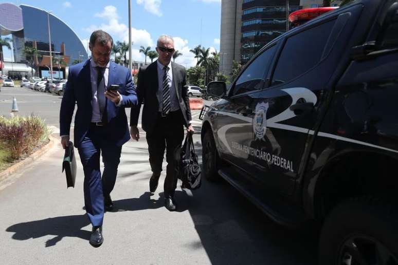 Em março de 2023, a defesa de Bolsonaro entregou um fuzil e uma pistola presenteados pelos Emirados Árabes. Na foto, o militar Osmar Crivelatti aparece segurando a maleta com as armas