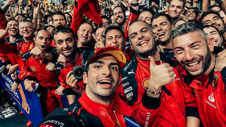 Sainz comemorando com a equipe a vitória em Singapura