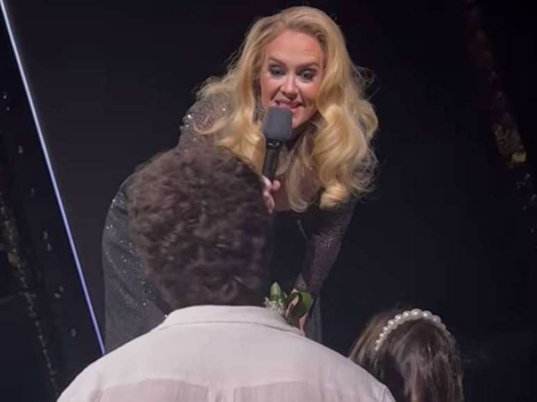 Adele interage com f&atilde;s brasileiros em show