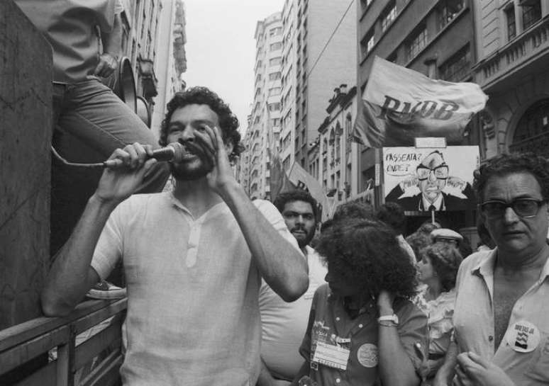 Sócrates durante passeata pró-eleições diretas no dia 16 de abril de 1984, no Vale do Anhangabaú.